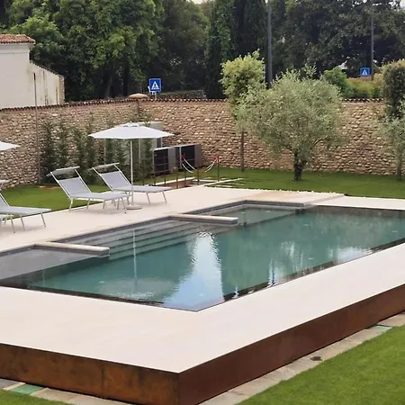 Apartman Elegant With Shared Pool Adro