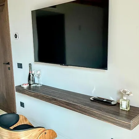 Apartman Elegant With Shared Pool Adro